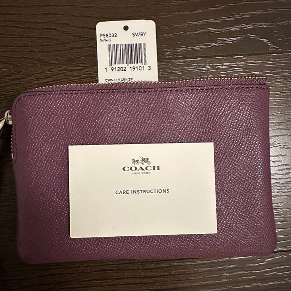 Coach Corner Zip Wristlet - New - Picture 5 of 9